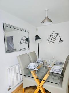 Stylish 3 Bed Home With Garden & Free Parking - Manchester - 6