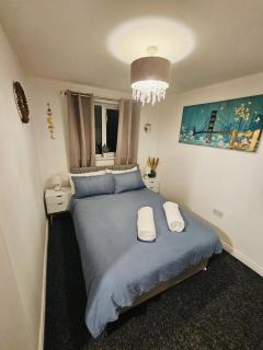 Stylish 3 Bed Home With Garden & Free Parking - Manchester - 1