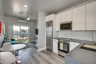 Walk to Daytona Beach and Boardwalk Apt with Balcony - Daytona Beach - 0