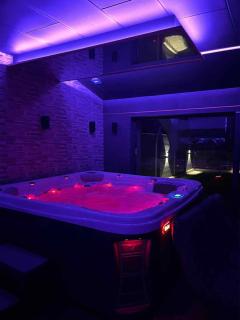 Greyhouse Apartments - 1