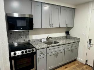 Georgian Inn Beach Club - 8