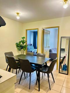 2-Bedroom Condo (1 queen bed setup) with Parking - 0