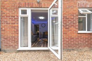 Stylish 2 Bedroom House - Reading - 9