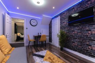 Stylish 2 Bedroom House - Reading - 2