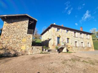 Gîtes Champêtres Rénovés avec Terrasse, Jardin, et Activités pour Familles et Amis - FR-1-496-304 - Belmont-de-la-Loire - 0