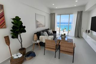 Caribbean Sunrise View, Beachfront Apartment. - 4