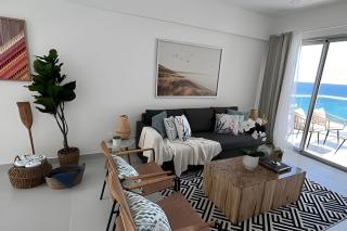 Caribbean Sunrise View, Beachfront Apartment. - 2