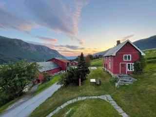 Historic Farmhouse In Scenic Isfjorden - Isfjorden - 0