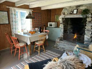 Historic Farmhouse In Scenic Isfjorden - Isfjorden - 1