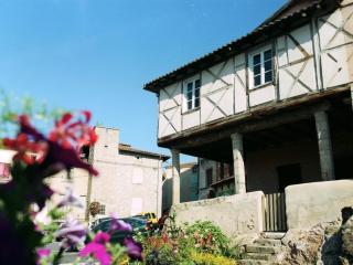 Appartement Authentique et Confortable avec Wifi, Parking Gratuit et Cuisine Équipée à Saint-Galmier - FR-1-496-276 - Saint-Galmier - 0