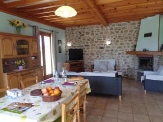 Gîte de Charme en Rhône-Alpes : Terrasse, Cheminée, Jardin, Idéal Famille, Accessible PMR - FR-1-496-93 - Saint-Priest-la-Prugne - 4