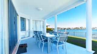 Dog Friendly Home With Canal Views - Banksia Beach - 5