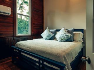 Corton Lodge on the Elk River - Riverview Suite - - 1