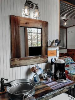 Rustic Horse Stall Suite B&B Near Nashville and has Private Bath, Loft Beds & Country Breakfast - Cedar Grove - 5