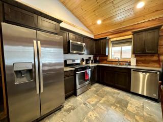 Spacious Pet-Friendly Log Cabin with King Bed & Full Kitchen | Bonners Ferry, Idaho Retreat - Bonners Ferry - 6