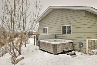 Tranquil Mountain Guesthouse with Hot Tub and Creek Views Near Trails in Lander, Wyoming - Lander - 8