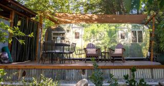 Vintage Riverfront Glamping in a Boles Trailer – Hot Tub & Private River Access Near Kernville, CA - Kernville - 9