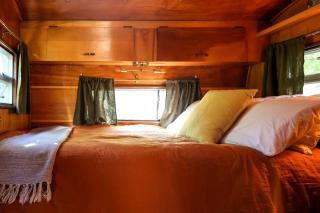 Vintage Riverfront Glamping in a Boles Trailer – Hot Tub & Private River Access Near Kernville, CA - Kernville - 8