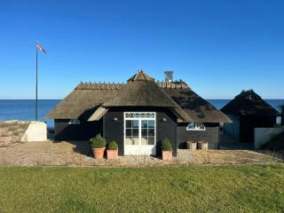 Seaside Hotel-Inspired Home With Sea View - Nyborg - 0