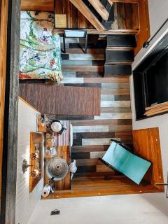 Country Retreat in Iconic Barn and Rustic Suite Near Nashville with Breakfast - 4