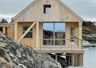 Architectural Gem On Rocks In Kvenvær - Kvenvær - 2