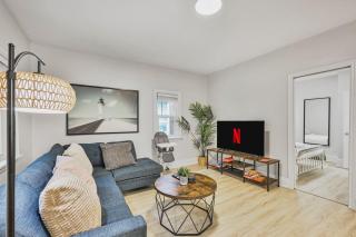 Chic 2 BR Urban Retreat Near Beach Free Parking - 0
