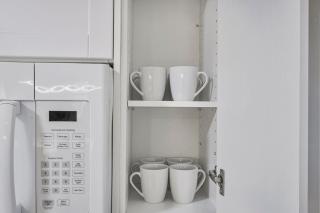 Chic 2 BR Urban Retreat Near Beach Free Parking - Oshawa - 8