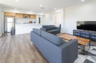 Spacious Family Retreat 4BR Home Parks Zoo Golf - 9