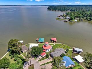 Lighthouse Views & Lake Vibes – 4BR Retreat in Livingston, TX - Livingston - 1