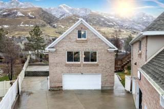 Stylish Mountain-View Retreat with Private Pickleball Court near Trails & Ski Resorts in Draper, Utah - Draper - 0