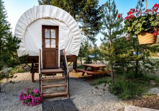 Charming Idaho Glamping Wagon with AC, Fire Pit & Breakfast | Bonners Ferry Escape - Bonners Ferry - 3