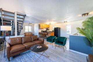 Stylish Mountain-View Retreat with Private Pickleball Court near Trails & Ski Resorts in Draper, Utah - Draper - 5