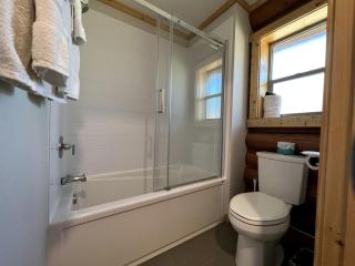 Cozy 1-Bedroom Log Cabin with Full Kitchen & Wi-Fi | Bonners Ferry, Idaho Retreat - Bonners Ferry - 6