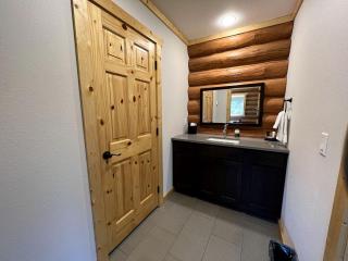 Cozy 1-Bedroom Log Cabin with Full Kitchen & Wi-Fi | Bonners Ferry, Idaho Retreat - Bonners Ferry - 3