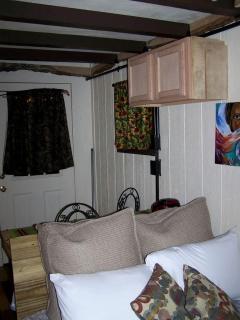 Cozy Wood Shed Tiny House Near Old Hickory Lake w/ Full Kitchen, Fire Pit & Breakfast - 7