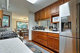 Spacious Mountain-View Retreat with Hot Tub Near Trails and Downtown in Juneau, Alaska - Juneau - 0