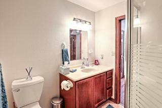 Spacious Mountain-View Retreat with Hot Tub Near Trails and Downtown in Juneau, Alaska - Juneau - 5