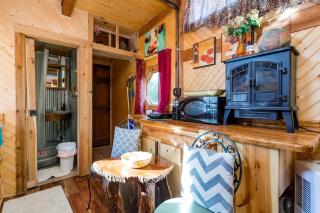Hillbilly Chic Tiny House Near Nashville with WiFi, Kitchenette, Fire Pit & Trails - Lebanon - 9