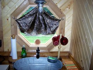 Hillbilly Chic Tiny House Near Nashville with WiFi, Kitchenette, Fire Pit & Trails - Lebanon - 6
