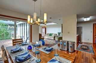 Scenic Dual-Retreat Vacation Home with Hot Tub & Mountain Views Near Trails in Juneau, Alaska - Juneau - 0