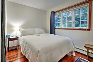 Scenic Dual-Retreat Vacation Home with Hot Tub & Mountain Views Near Trails in Juneau, Alaska - Juneau - 7