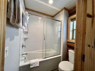 Luxury Pet-Friendly 1-Bedroom Log Cabin in Bonners Ferry with Full Kitchen and Wi-Fi - Bonners Ferry - 7