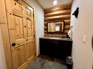 Luxury Pet-Friendly 1-Bedroom Log Cabin in Bonners Ferry with Full Kitchen and Wi-Fi - Bonners Ferry - 6