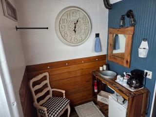 Charming Boutique Farm Stay Near Nashville – Cozy Horse Stall Suite - Cedar Grove - 2