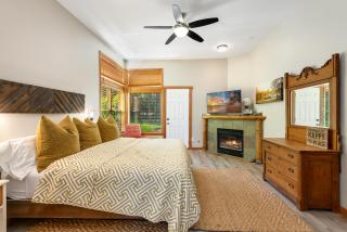 Cozy Pine Cabin Pool Access - 7