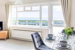 Panoramic Sea View Apartment Sleeps 4-Free Parking - Bournemouth - 4