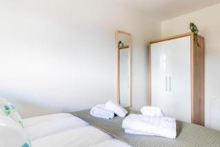 Breath Taking Sea View 2 bedroom Sleeps 6- Parking - Bournemouth - 5