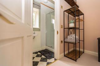 Studio Sleeps 2 w HotTub-Garden-PetsOK-Parking - 1