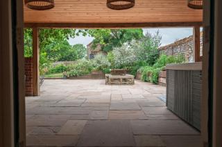 Studio with HotTub-Garden-PetsOK-Bbq-Parking - Cromer - 2