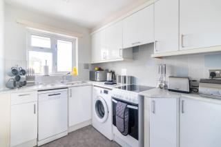 Stunner Sea View 2 bedroom Sleeps 6-Free Parking - Bournemouth - 2